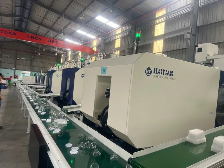 Xưởng ép nhựa Việt Thống với máy ép nhựa hiện đại