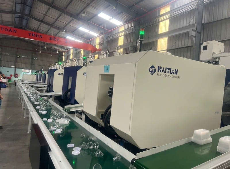 Máy ép nhựa đang gia công sản phẩm tại xưởng Việt Thống