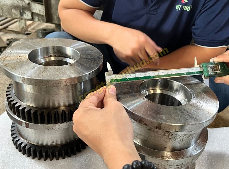 Bộ bánh xe dầm biên cầu trục 4 cái (2 bánh xe chủ động và 2 bánh xe bị động)